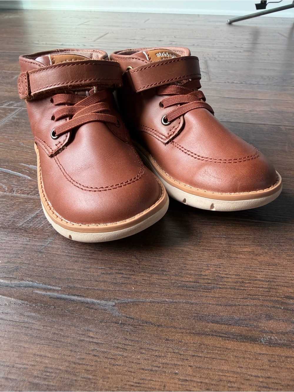Stride Rite Quinn Boot in Sierra Leather Hook-and-Loop High-Top Kids Boots - 9XW